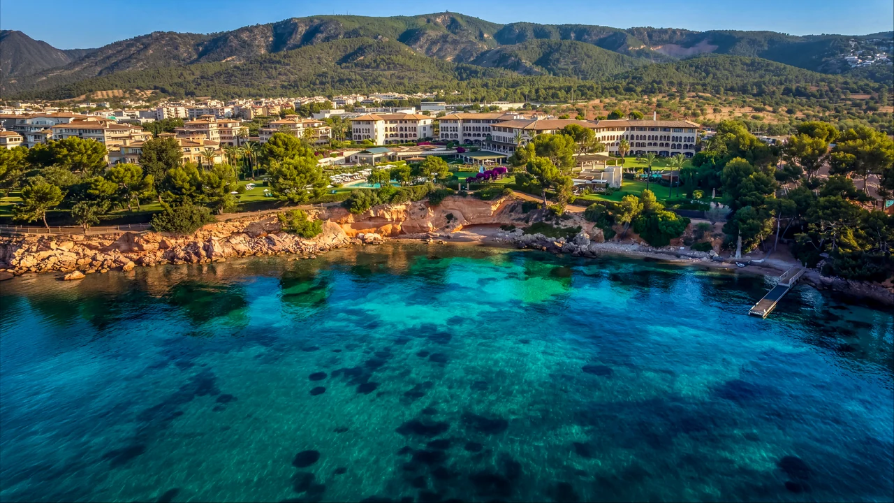 El St. Regis Mardavall visto desde el mar, en Costa d'en Blanes